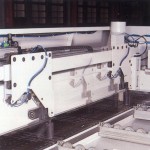 Independent side press roller system, automatic align the cross cutting at right angle.
